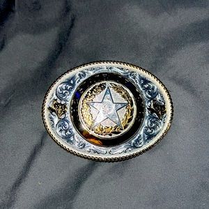 A belt buckle that says state of Texas on it